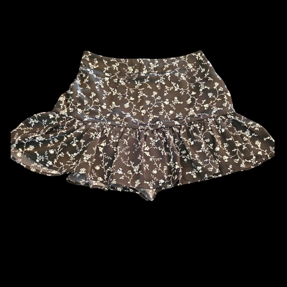 F21 SM Black and White Floral Ruffle Skort - Picture 2 of 7